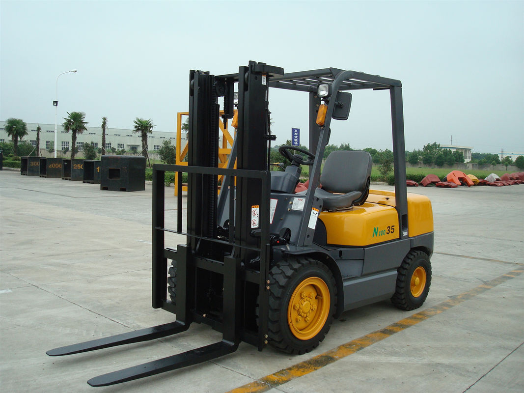 Pneumatic Solid Tyre Diesel Engine Forklift , Counterbalance Forklift Truck 2 Stage / 3 Satge Mast